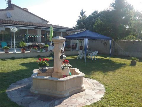 Located on the heights of Roquemaure, between Avignon and Orange, and 5 minutes from the motorway interchange; I offer you a villa of 218 m2 on enclosed and wooded land of 1619 m2. On the ground floor the latter consists of a large veranda of 50 m2 o...