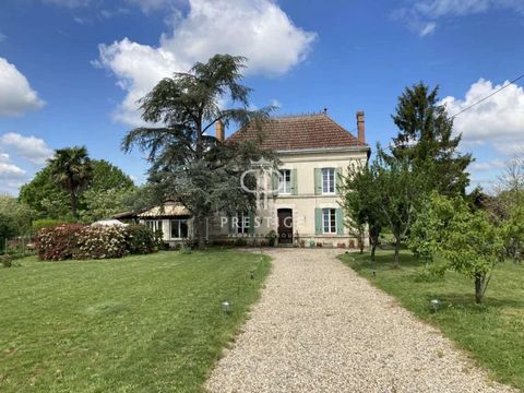 Elegant and classical 8 bedroom manor house, which is ideally situated in a quiet hamlet between Duras and Marmande, plus an impressive attached barn conversion, with the option to divide it into 2 properties to provide potential income. There are al...