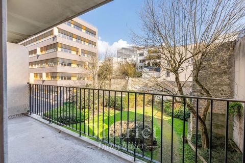 This 2-room apartment is on the 2nd floor of a well-maintained relatively recent building with a caretaker located in a peaceful street near Tolbiac metro station. Benefiting from a compact floor plan with no wasted space, it offers 46.23 sqm of livi...