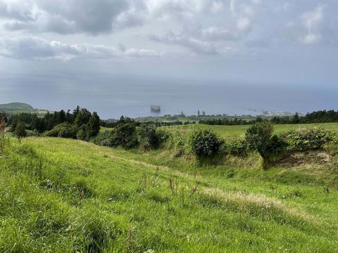 Rustic land with 11,680m2, essentially dedicated to pasture, with good access through the Cumeeira das Sete Cidades. Wide view of the sea and islets of Mosteiros. Excellent business opportunity!
