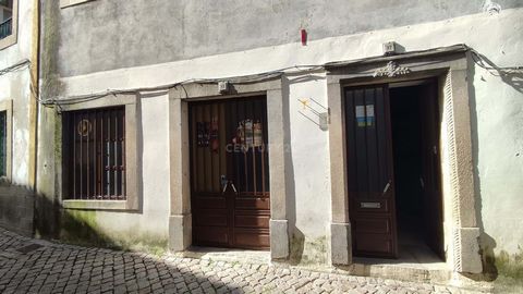 Loja com uma área ampla de 124m2, numa rua principal na localizada na zona histórica da cidade de Castelo Branco, perto da praça de Camões local de turismo. Esta loja é constituída por duas salas e duas casas de banho, com duas entradas para o estabe...