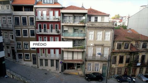 Bâtiment centenaire au centre de Porto. Situé sur la Rua Clemente Meneres, un emplacement privilégié, il est entouré de transports (site de la nouvelle ligne Metro Rosa), de services et de commerces. Avec une architecture typique de Porto sur la faça...