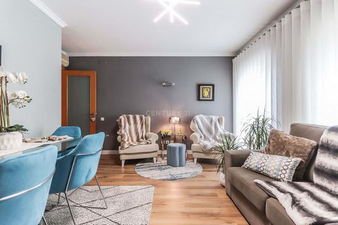 Fantastique et lumineux appartement de 2 chambres à coucher à Oeiras, avec une terrasse de 100 m². Cette propriété comprend un salon avec un balcon menant à la terrasse. Deux chambres avec placards, cuisine entièrement équipée avec de nouveaux appare...