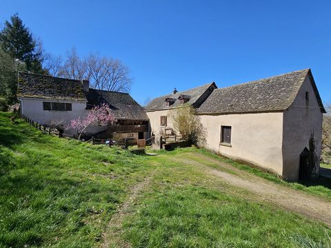 On the heights of Previnquieres, in a quiet setting, superb farm of 97m² on its land of approximately 1400m²! It is made up of 3 rooms of 15m², 20m² and 20m², one of which is currently used as a plastic arts workshop! The 25m² living room, equipped w...