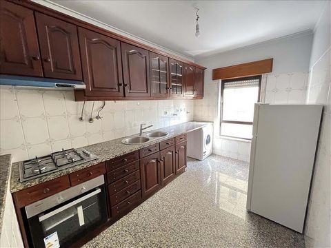 2 bedroom apartment with a total area of 89 m2, located in the parish of Cacem and São Marcos, Sintra. The property is located close to the shopping area, services and schools. Apartment located on the 1st floor of a building with elevator. The prope...