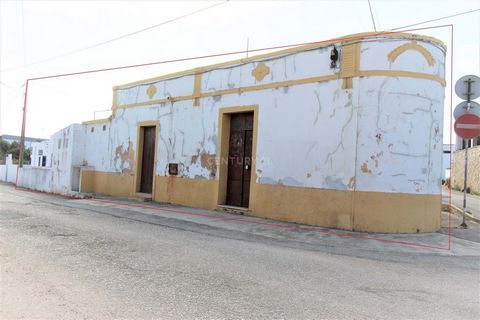 Ground floor building for trade composed of several divisions and Yard with an area of 128m2. Located 1minutes from the Intermarché supermarket, 5 minutes walk from the center of Olhão and pier. Ideal for the development of various industrial activit...