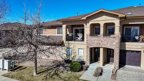 Welcome to this charming condo in a fabulous golf course neighborhood in a great location with easy access to Boulder, local shops, and restaurants. You are greeted by flowing laminate vinyl plank flooring and an open-concept floor plan. The kitchen ...