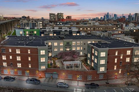 ¡Experimente la vida de lujo en el centro de Jersey City en Crescent Court Condominiums! Construido por K. Hovnanian en 2010, esta unidad del 4º piso cuenta con 2 dormitorios, 2 baños, 1160 pies cuadrados de espacio y 5 minutos del tren Path para fac...