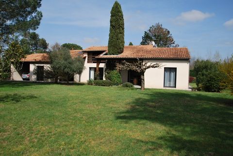 In the Lot-et-Garonne department, a few minutes from the bastide of Villeneuve sur Lot with all shops and facilities, we present to you, exclusively, a beautiful house with four bedrooms, a beautiful park, swimming pool and access to the Lot.  In a q...