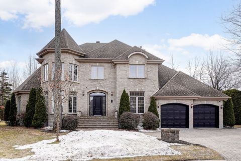Superb property in Blainville, Fontainebleau neighborhood. Truly turnkey. Completely renovated. Spacious lot backing onto the Golf Course, privacy guaranteed. Tastefully renovated house, equipped kitchen, separate dining room, living room with firepl...