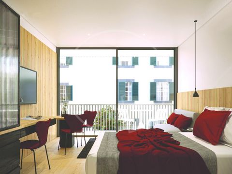 Magnífico apartamento de 0 dormitorios con balcón en el centro de la ciudad de Funchal. Con una superficie bruta de 31 m2, el apartamento consta de una sala de estar, 1 cocina americana y un balcón con 4,5 m2 Con un 3% de rentabilidad garantizada El ...
