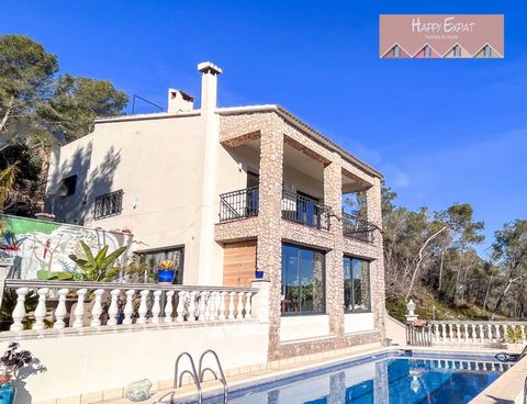 This fantastic renovated villa in Mas Mestre, Olivella offers stunning Garraf views. Spread across 4 floors on an 845m² plot, it boasts privacy with no neighbors. The spacious garage leads to a potential cellar. Designed for light, the house features...