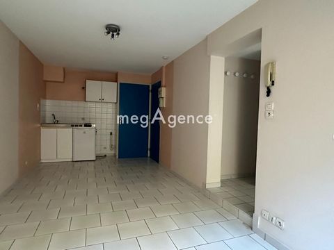 At the western entrance to Poitiers, close to all amenities and bus lines, we offer this apartment with a surface area of approximately 21 m², located on the ground floor. This property is aimed at owners wishing to invest or live there. It has a bri...