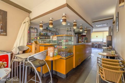Opportunité d’affaires : Excellent espace commercial à vendre, situé dans le centre de Castelo de Paiva, prêt à travailler dans la zone café/snack-bar, avec la possibilité d’autres secteurs d’activité. Cet espace d’environ 75 m2 dispose d’une licence...