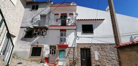 2 bedroom villa in the center of Alpedrinha Excellent villa comprising: 2 bedrooms 1 Room 1 Kitchen 1 Wc. Close to supermarket, cafes, pharmacy among other services. This village located on the southern slope of the Serra da Gardunha and protected fr...