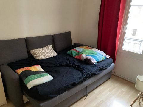 Studio with separate fitted kitchen, shower room with WC, main room. South-facing, quiet, comfortable (fibre-optic wifi, electricity, water and communal heating). All you need to do is pack your suitcase. Laundrette at 2 minutes' walk from the flat
