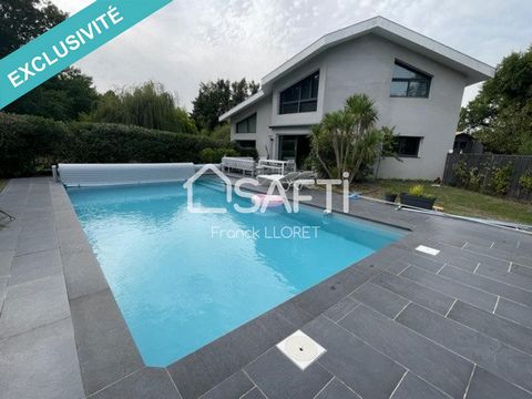 For sale! This property is set in greenery and comprises a 300m² architect-designed house and an 80m² wooden house on approx. 8400m² of land. The contemporary house offers an entrance hall, a bright open-plan living room/kitchen of 85m², a master sui...