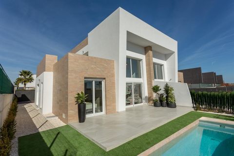 Newly built semi-detached villas in a residential complex with private pool next to the golf course in Algorfa.. These single-storey semi-detached villas consist of three bedrooms, two bathrooms, one of them en-suite, living room, open kitchen and ut...