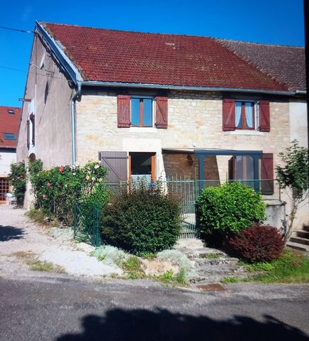 Charming terraced stone house 1 side, at the top of a beautiful village of revermont, with stunning views and sunny. Enjoy the terrace in the sun and the garden not adjoining but close to 333 m2, for vegetable lovers or build something else. The 4 be...