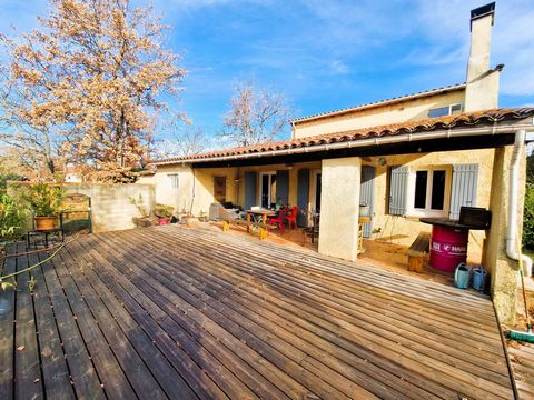 In a popular hamlet of St Saturnin les Apt, a typically Provençal village located in the heart of the Luberon, come and discover this pretty house built on 2642m² of land. Enter and discover a large living room of approximately 57m², including a livi...