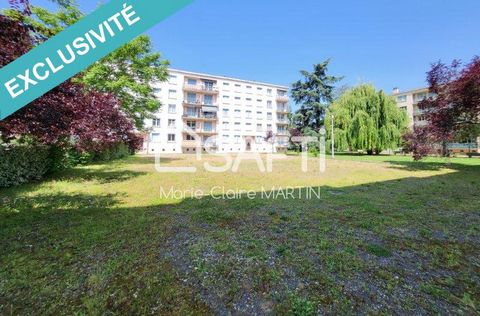 In the heart of BOURGOIN, T4 APARTMENT - approx. 70 m² hab./Balcony (3 bedrooms) in secure co-ownership av. Free parking + Cellar Close to shops, schools, college, high school, train station, motorway access In the heart of BOURGOIN, at the foot of t...