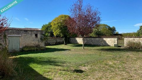 Located in Vervant (16330), this property offers a peaceful setting in the village but also in the countryside, ideal for nature lovers. With a large plot of 7148 m², the house has a terrace and a veranda, as well as several outdoor and covered parki...