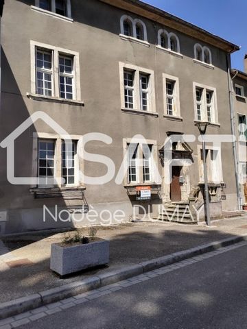 8-room house 200 m² to renovate. Building of 1623 with generous volumes in the city center of Vic sur Seille in a quiet street. Raised ground floor + 1 floor + attic. 4 bedrooms + other rooms to convert, 1 toilet / 1 bathroom, courtyard, cellar and l...