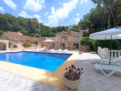 Villa in Moraira, in the area of Paichi, in a large plot of 1200 m2, renovated and maintained over the years. Just 2.5 km from the beach and the center and 1.5 km from services. Very quiet. West orientation. The house has 2 floors connected internall...