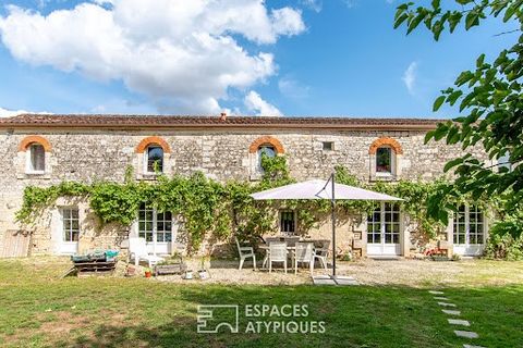 Set in a sought-after area of Fontenay-le-Comte, this 250 m2 property sits on a plot of over 5,700 m2. This beautiful, characterful 16th-century building was once attached to the neighboring dwelling, and is set in a verdant setting, out of sight yet...