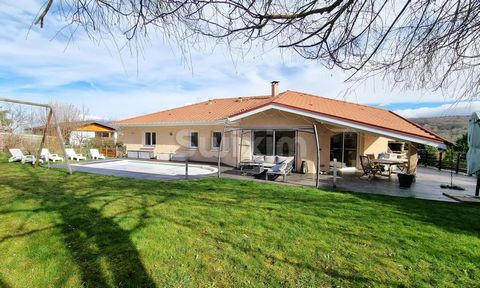 Ref 1822GR: About ten minutes from Vallard and Veyrier customs, this location at the foot of Salève offers a natural setting and superb panoramas of the mountains and surrounding greenery. At the bottom of a residential cul-de-sac, this 2006 villa ha...