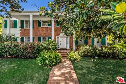 First time on the market in 50 years! This expansive 6BD/4.5BA gated estate is situated on a sprawling 17,263 double lot, south of the Boulevard in prime Sherman Oaks. Step inside the classic grand entry to find a formal living room, dining room, woo...
