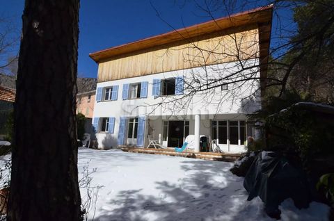 Ref: 67828VPE. Thorenc is a pleasant climatic resort at over 1000m altitude. Family house with 4 bedrooms. Bucolic garden with shed. Children will have joyful moments here. On the ground floor: The separate kitchen opens onto the garden through Frenc...
