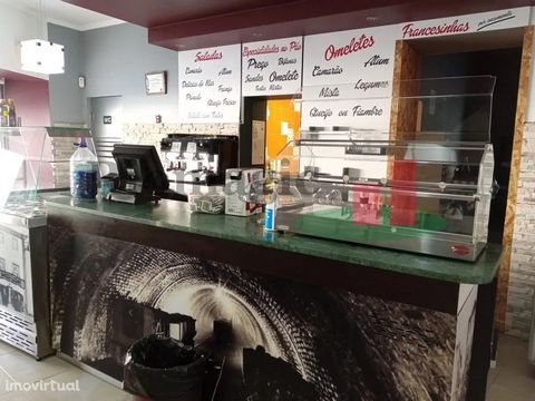 Cede-se Negócio de Café/Snack Bar todo equipado no Centro de Rio Maior com uma Excelente Localização junto a Comércio e Serviços. ***Excelente Oportunidade de Negócio*** Categoria Energética: B- It is ceded Coffee Business / Snack Bar all equipped in...