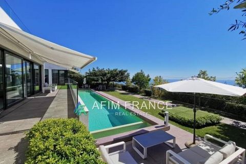 LA TURBIE - 8 ROOMS Superb modern villa with swimming pool, 350 m² on a plot of 1515 m², a large living room with fireplace, a separate kitchen, 4 bedrooms, 4 bathrooms and a laundry room. A gym and a sauna. Sea view and Monaco. A closed garage 2 car...