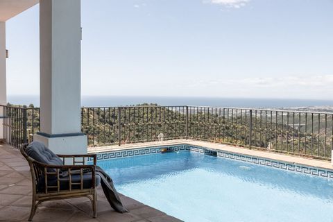 A fabulously located South facing villa set on the higher part of the Sierra Blanca Country Club, enjoying a unique location boasting fantastic views of the mountains, the lake of Istán as well as to the Mediterranean coast all the way to Gibraltar. ...