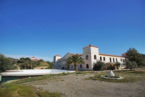 Finca Pantano Casasolas is a stunning property overlooking the Casarsola Dam with spectacular views down the valley, surrounding mountains and lake. It is set in 225.000 m² of land located within a 25 minute drive from the centre of Málaga. The main ...