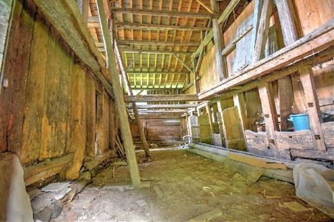 Ripe for renovation this charming property is on the road between Morzine and the ski lift to Avoriaz at Prodains. * Accommodation This charming prospect consists of a large barn, one half of which has already been converted for living in. That part ...