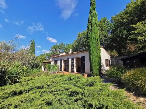 In a quiet area, discovers this charming house of approx. 100 m² on a land of 2400 m². The one storey villa offers : a living room with fireplace and access to a mezzanine, a fitted kitchen, a laundry room, two bedrooms with closets and access to the...