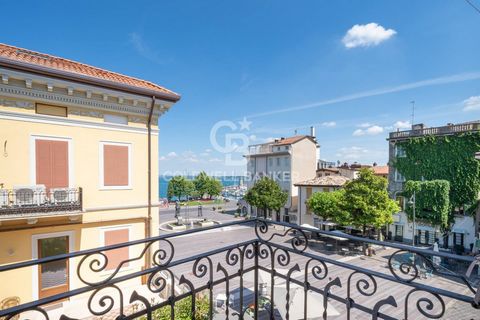In Desenzano del Garda in the pedestrian historic center, overlooking one of the most beautiful squares of the town and with a beautiful view of the lake and the Sirmione peninsula, we offer for sale a charming penthouse with a beautiful balcony in a...