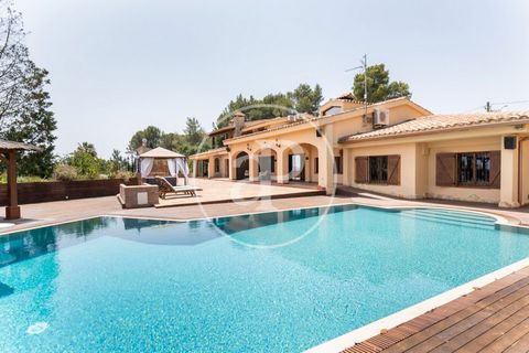 MAGNIFICENT AND IMPECCABLE HOUSE WITH VIEWS, SWIMMING POOL, PADDLE TENNIS COURT, GYM, SAUNAS, PARTY ROOM AND UNBEATABLE LOCATION, ORIENTATION AND COMMUNICATIONS, 20 KM FROM BARCELONA aProperties Real Estate presents this magnificent property: Impress...