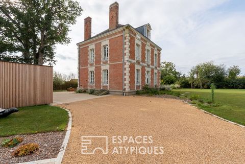 An elegant and welcoming property, this manor house and its meticulously maintained exteriors offer a soothing setting. Out of sight, with a view of the countryside, enter through a beautiful driveway and discover this exceptional property. Erected i...