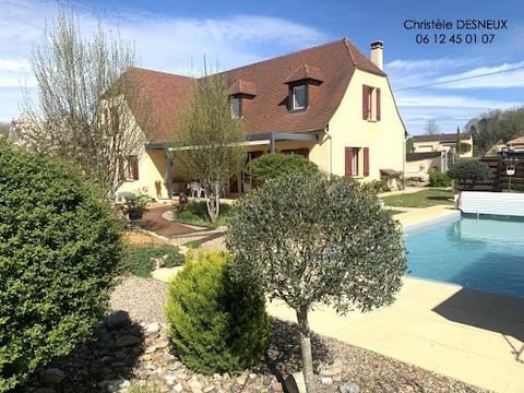 6 minutes from Sarlat, magnificent architect-designed Perigord house located in Carsac, close to the many shops and medical services (doctor, gynaecologist, dermatologist..) of this very popular village, the river and the cycle path, all located on a...