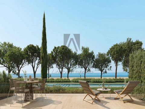 This impeccable ground floor apartment with a garden belongs to an exclusive development of new apartments located on the beachfront in Platja d'Aro. Residents have access to various amenities in a landscaped residential area, such as communal pools,...