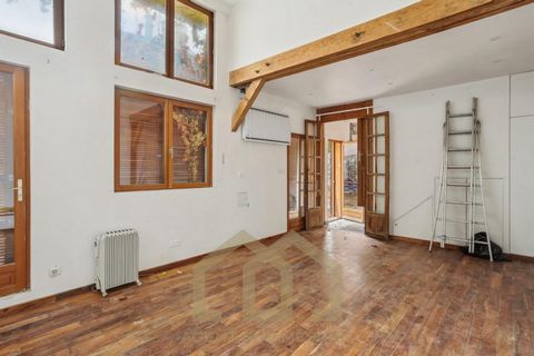 5 minutes from the Maraîchers metro station A freehold house-workshop of 130m² (120m + 20m² terrace + 10m² basement) composed as follows: On the ground floor: An entrance opening onto a large living room and a room with open kitchen, bathroom, toilet...