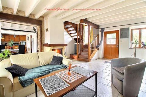 30 minutes from CHARTRES SUD, Romuald JAULNEAU ... offers you a renovated stone house of about 92 m² of living space. This charming farmhouse includes a living room with fireplace open to the kitchen for a total of 48 m² for this beautiful living roo...