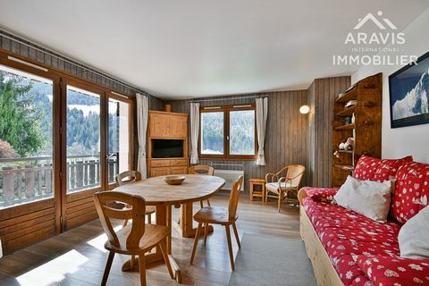 Beautiful apartment of 36.65m2 located on the heights of the Grand-Bornand village. It consists of a large and bright living room with kitchenette, a cabin with a double bed, a mountain area with bunk beds, a bathroom with washing machine connection ...