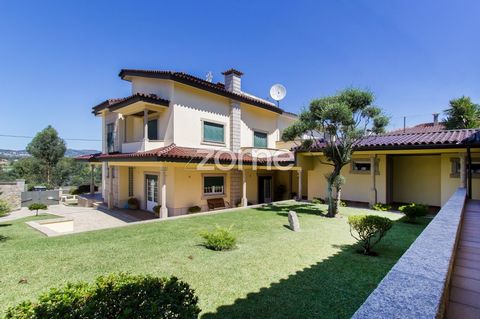 Identificação do imóvel: ZMPT565985 Charming Villa with International Appeal in BragaWelcome to this charming villa that exudes international allure, located in the sought-after region of Braga. With its blend of modern comforts and timeless elegance...