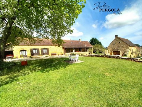 Located in Sarlat-la-Canéda (24200), this property offers an idyllic setting in the countryside, offering tranquility and breathtaking panoramic views. About ten minutes from the city's amenities, this house benefits from a southern exposure, highlig...