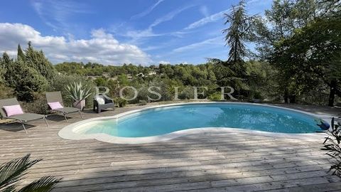 In the commune of Les Beaumettes, a small village in the Luberon, close to Gordes, Ménerbes and Cabrières d'Avignon, this pretty house is in a quiet location, with uninterrupted views, set in 3000 m2 of enclosed grounds planted with trees with swimmi...