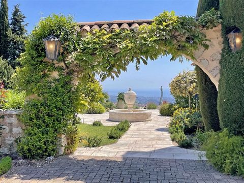 Summary On the residential heights of Vence, less than 5 minutes from the center and enjoying panoramic views over the old village, the Cap d'Antibes and the sea, this spacious family property consists of 3 accommodations for a total of 7 bedrooms. T...